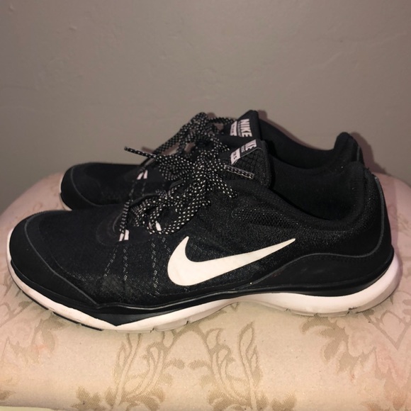 black nike shoes - Picture 4 of 5